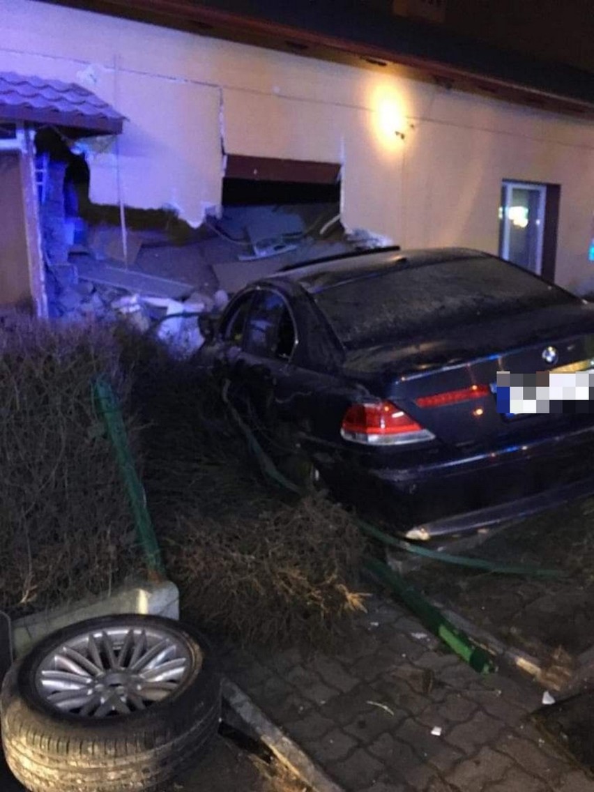 Pijany 23-letni kierowca samochodu marki BMW usłyszał dwa zarzuty. Grozi mu 8 lat więzienia [zdjęcia]