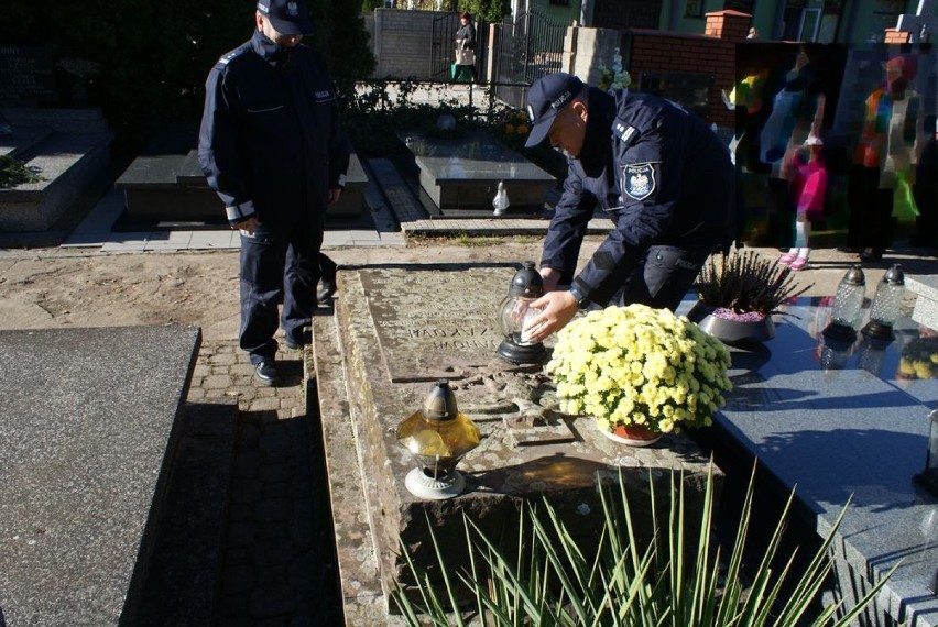 Łęczyccy komendanci na grobach poległych i zmarłych policjantów