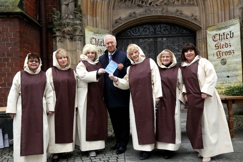 W Wielki Piątek jałmużniczy chleb, śledź i grosz. Przyjdźcie na legnicki rynek