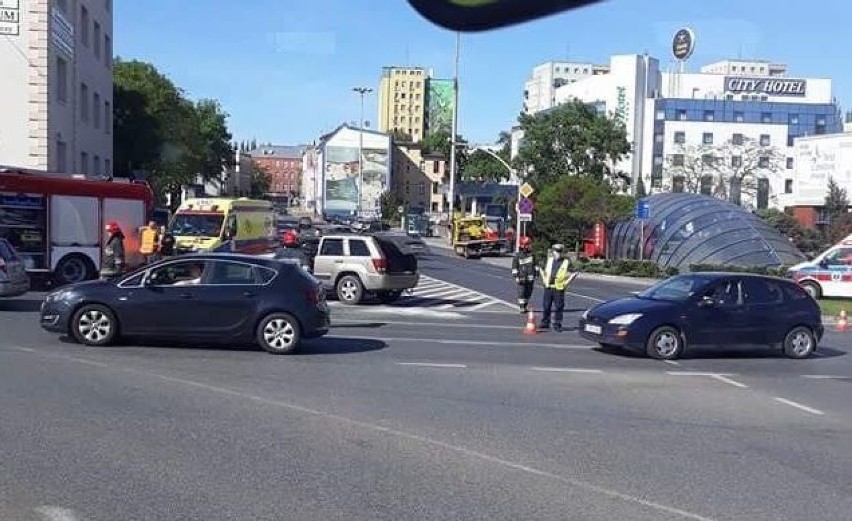 Wypadek wyglądał groźnie - ford został uderzony w bok od...