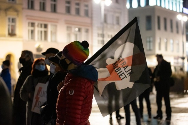 Pierwsza legalna manifestacja w Bydgoszczy, zorganizowana przez KOD w obronie wolnych sądów i niezależnych mediów.