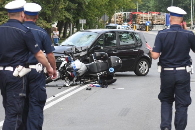 Do wypadku doszło na ul. Sikorskiego. Policjant na motocyklu uderzył w bok osobowego auta.