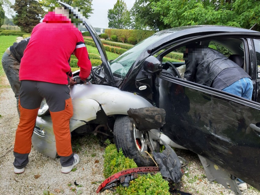 Niebezpieczne zdarzenie w Szczecinku. Auto wjechało do parku [zdjęcia]