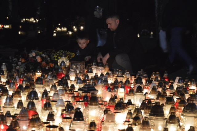 Mały Szymek późnym wieczorem przyszedł z rodzicami na cmentarz przy ul. Żwirowej w Gorzowie. Wraz z tatą Grzegorzem zapalił znicze przy najważniejszych pomnikach, upamiętniających pomordowanych Polaków. 

Zobacz wideo: Jakie znicze są w ofercie i co najlepiej wybrać? Które palą się najdłużej?

Wideo: Dzień Dobry TVN

