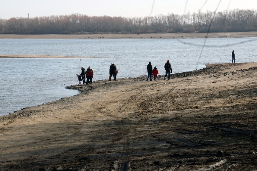 Ruiny zalanej miejscowości Żarek, weszliśmy do piwnicy! [ZDJĘCIA] 