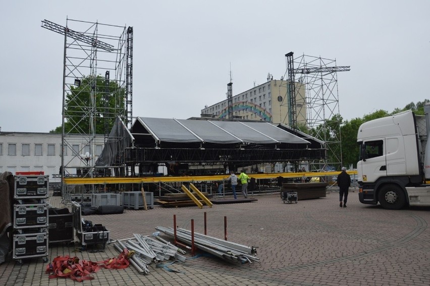 Budowa ogromnej sceny dla „Roztańczonej Polski – letniej...