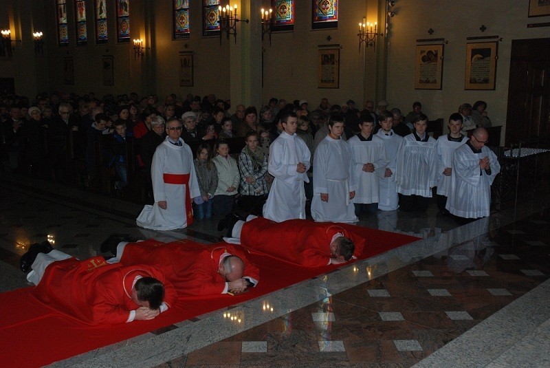 Wielki Piątek - Liturgia Męki Pańskiej (ZDJĘCIA)