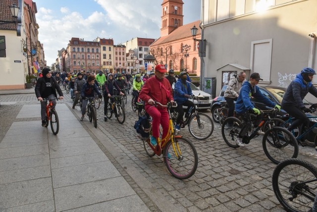 Wiosenna Rowerowa Masa Krytyczna przejechała ulicami Torunia. Mamy zdjęcia uczestników. Inauguracyjna trasa wiodła przez oba toruńskie mosty. Organizatorem imprezy było Stowarzyszenie Rowerowy Toruń. 

WIĘCEJ ZDJĘĆ NA KOLEJNYCH STRONACH >>>