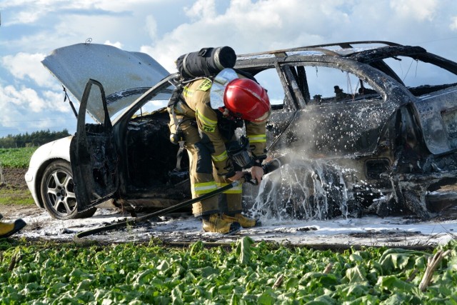 Na polnej drodze w Zbożu doszczętnie spłonął samochód osobowy.