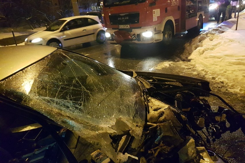 Wypadek na Dąbrowskiego w Łodzi. Volkswagen rozbił się na drzewie [ZDJĘCIA, FILM]