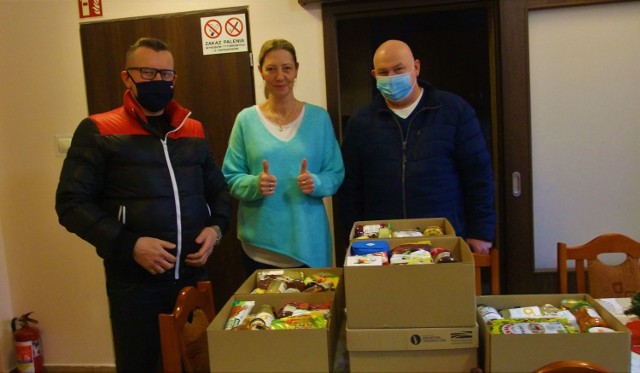 Radni Maciej Basiński i Marcin Wroński przekazali świąteczne paczki dla osób przebywających w Schronisku dla Samotnych Kobiet w Inowrocławiu