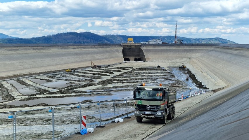 Dlaczego zbiornik na górze Żar w Międzybrodziu Bialskim... jest pusty! Co się dzieje? Sprawdziliśmy. Zobacz ZDJĘCIA i FILM