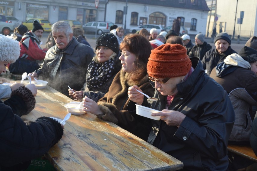 Częstochowa: bezdomni i potrzebujący spotkali się na tradycyjnej wiglii na Starym Rynku [ZDJĘCIA]