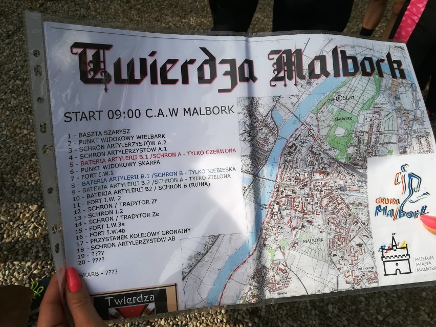 Gra terenowa "Twierdza Malbork" [ZDJĘCIA]. Pokonali pełną zagadek 25-kilometrową trasę