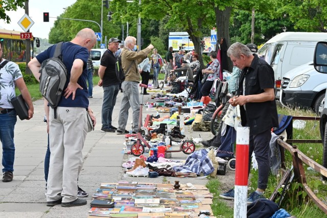 Wokół kieleckich bazarów od dłuższego czasu stworzył się tak zwany pchli targ - prosto z chodnika można tu kupić wiele ciekawostek. W piątek 4 czerwca sprawdziliśmy co oferują sprzedawcy. Było sporo staroci, monet, starych zegarków i inne cjekawostki.

Na kolejnych slajdach zobaczcie co można było kupić na pchlim targu w Kielcach w piątek 4 czerwca 