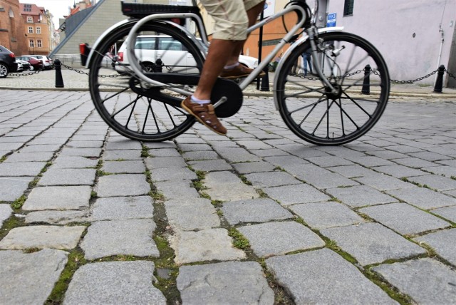 Opole. Nierówności oraz szczeliny pomiędzy kostkami brukowymi w centrum potrafią być spore i uciążliwe.