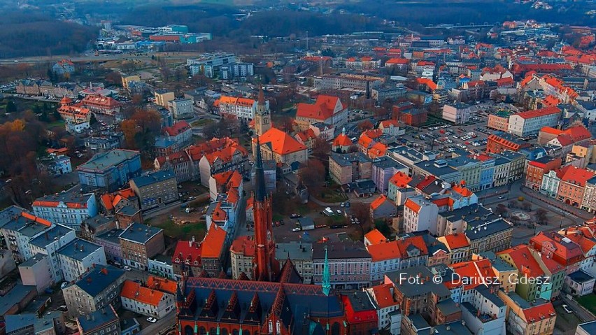 Nad dachami Wałbrzycha. Czerwony kościól widziany z drona
