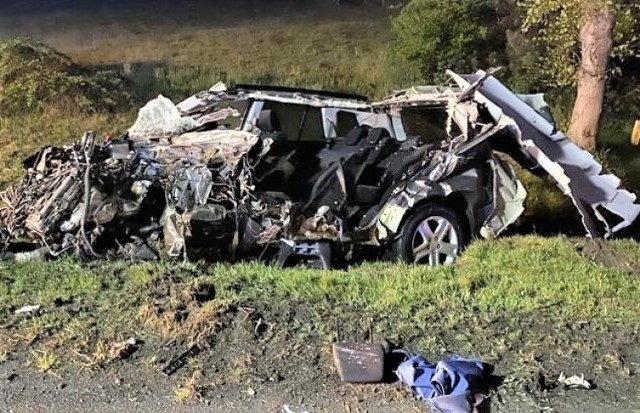 Wypadek w Poźrzadle. W wyniku zderzenia z ciężarówką zginął kierowca samochodu osobowego..