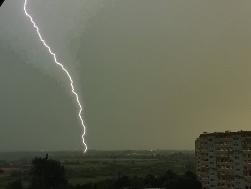 Konin. Nawałnica nad miastem. Pioruny na konińskim niebie [ZDJĘCIA]