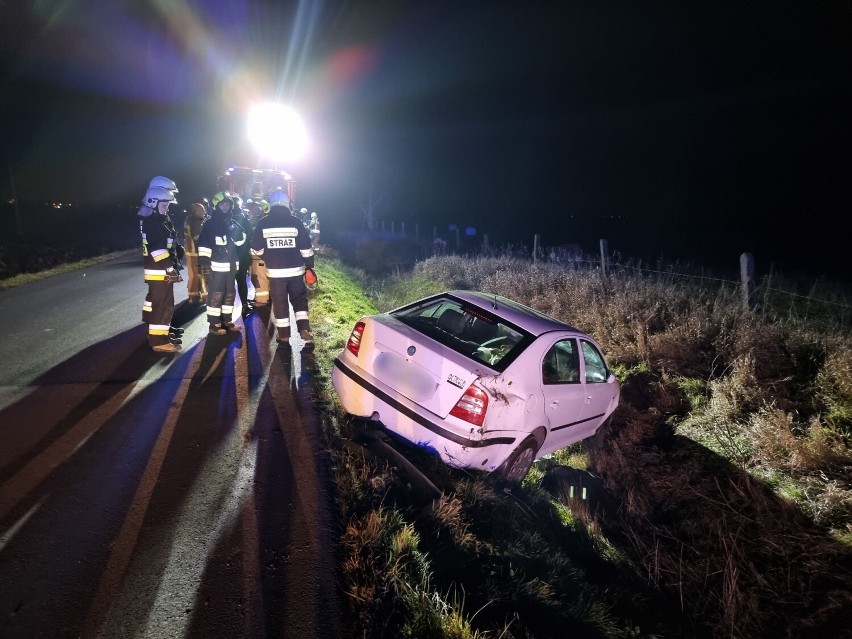 Wypadek w Lesznie koło Przemyśla. 28-latek dachował skodą w rowie [ZDJĘCIA]