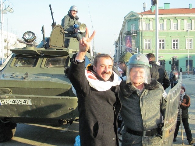 Jan Banik (z lewej), w 30 rocznice ogłoszenia stanu wojennego, zorganizował na Placu Biegańskiego w Częstochowie wraz z kolegami z Solidarności happening