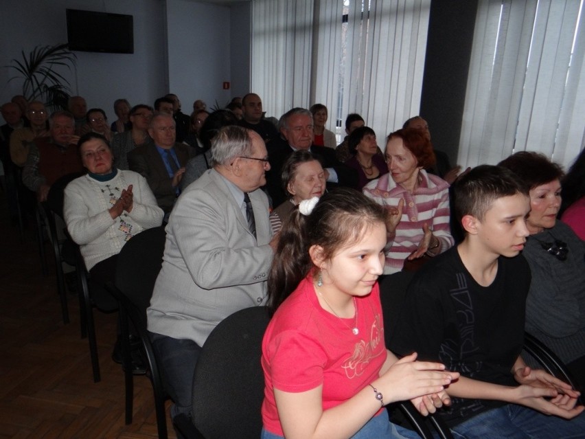 Obchody rocznicy Katastrofy Smoleńskiej w Radomsku: Spotkanie z Ewą Kochanowską w MDK
