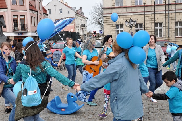 Dni Autyzmu. Rynek w Koninie był w środę niebieski