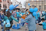 Dni Autyzmu. Rynek w Koninie był w środę niebieski [ZDJĘCIA]