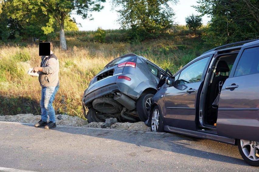 Na miejscu są trzy zastępy straży pożarnej. W wypadku...