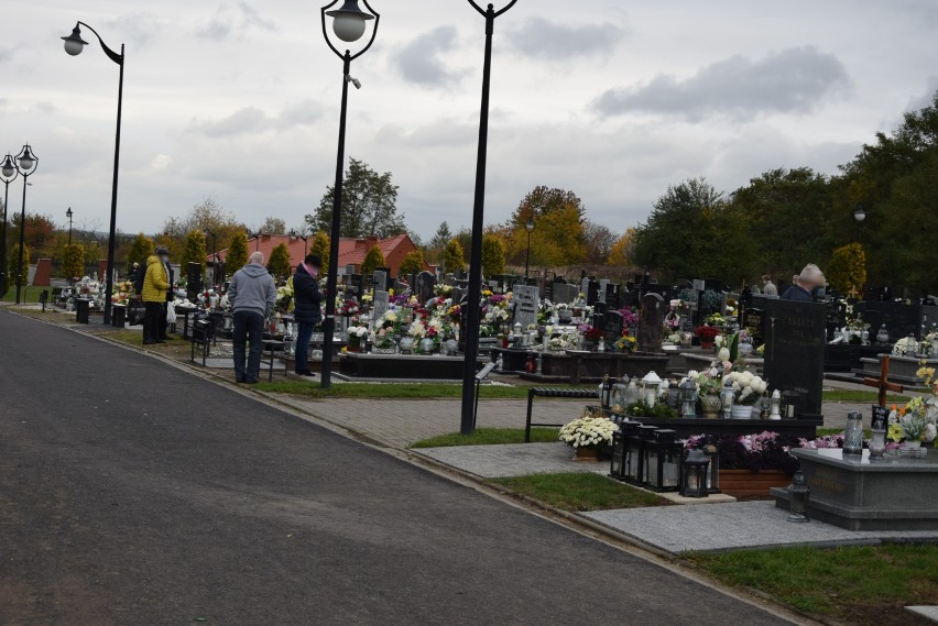 Wieluńskie cmentarze już otwarte. Mieszkańcy odwiedzają...