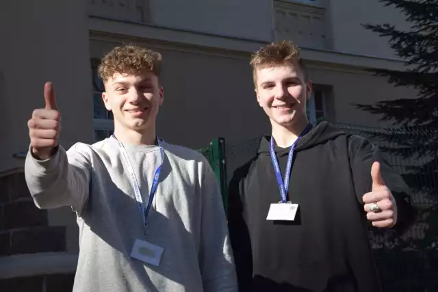 Igor Sienkiewicz (z lewej) i Maciej Strzyżewski zachęcają do udziału w loterii