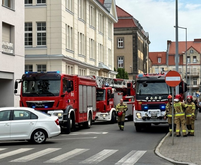 Pięć wozów strażackich na ulicy Skarbowej. Co wydarzyło się w centrum Leszna?