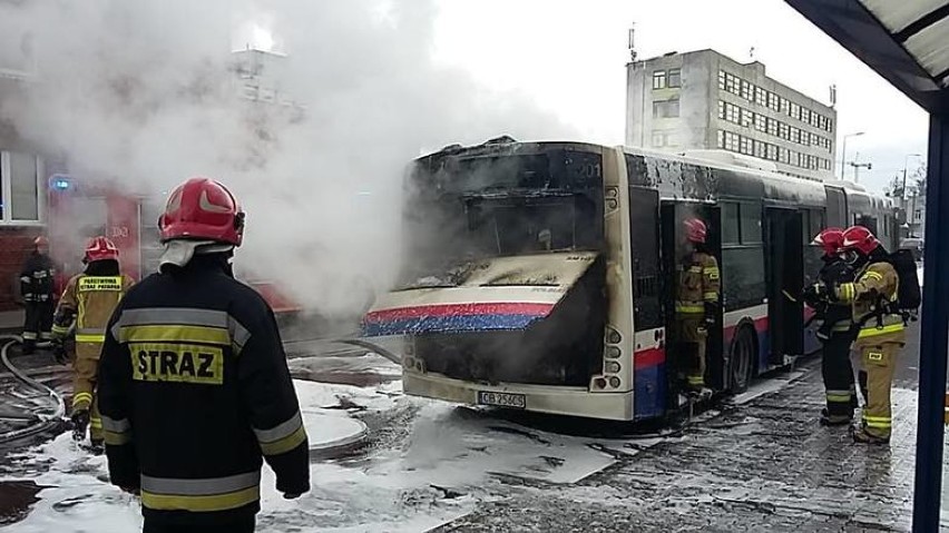 Pożar autobusu komunikacji miejskiej w Bydgoszczy. Mamy zdjęcia z miejsca zdarzenia