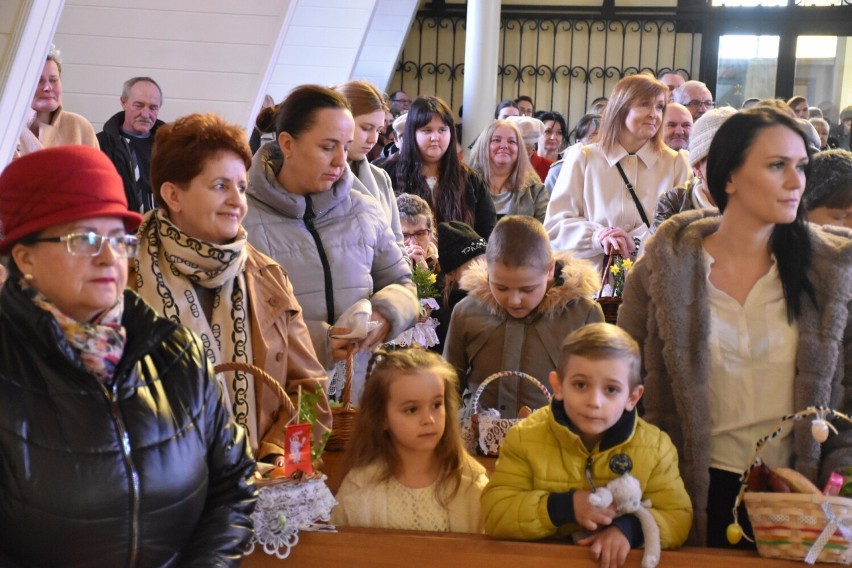 Święconka 2023 w Pleszewie. Tłumy na święconce w kościele...