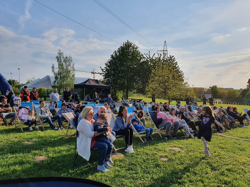 Spotkania muzyczne na osiedlu Kotuli. Za nami pierwszy koncert zespołu  Somethingski. Zobacz, jak bawili się mieszkańcy osiedla [ZDJECIA]