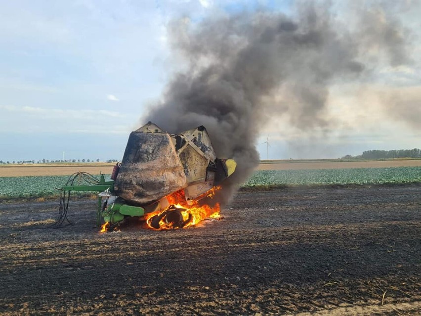 Ogień szalał w Kawęczynku. Strawił sprzęt rolniczy i zboże...