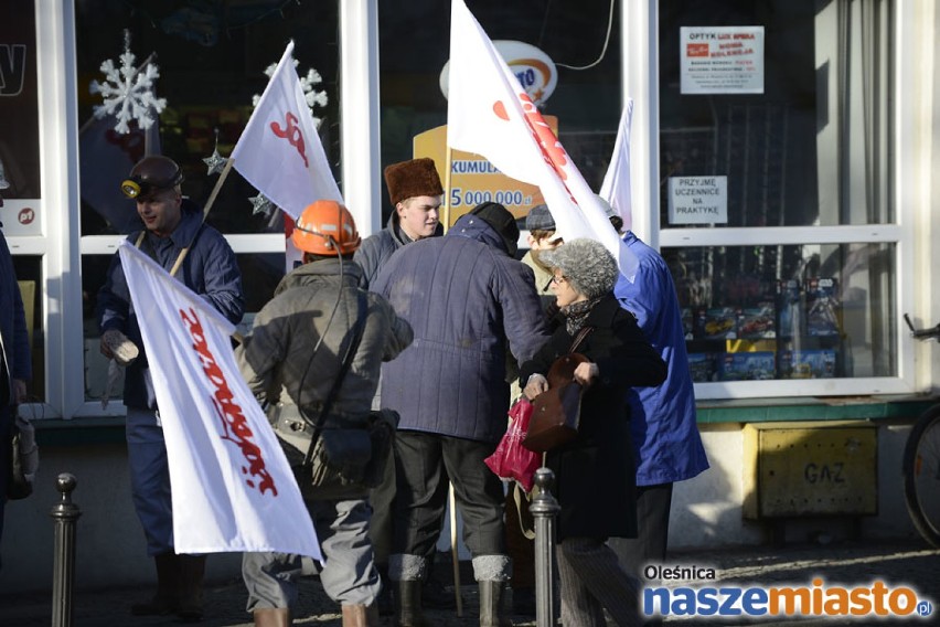 Inscenizacja stanu wojennego na oleśnickim rynku