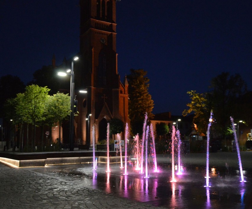 Kolorowa fontanna w Kartuzach nocą - ZDJĘCIA, WIDEO