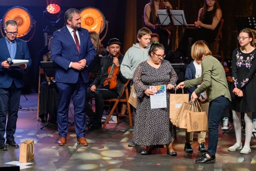 Gala Laureatów 14. Festiwalu Piosenki "Integracja malowana...