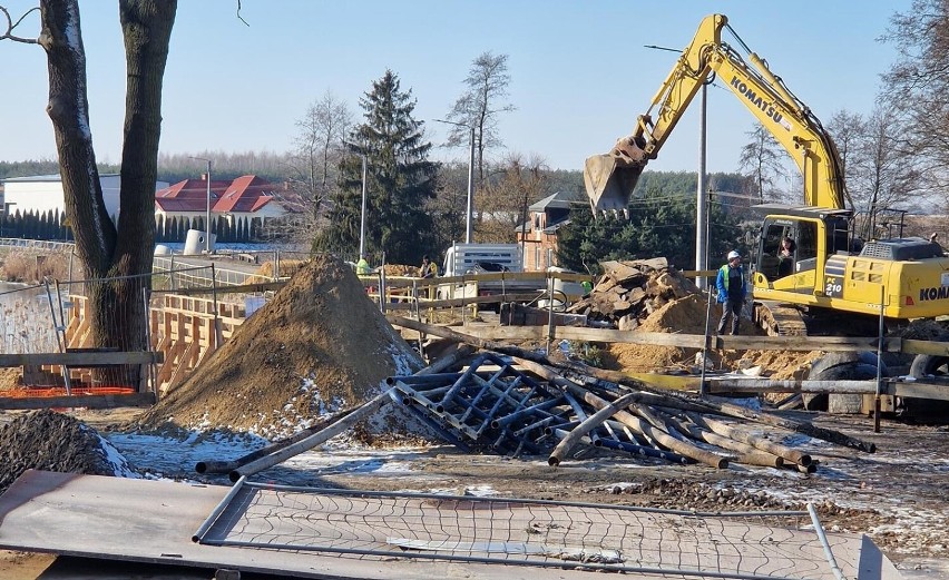 Ruszyła rozbiórka mostu w Gruszczycach w gminie Błaszki. Inwestycja za prawie 17 mln zł. Jest nowa organizacja ruchu. Jaka? FOTO