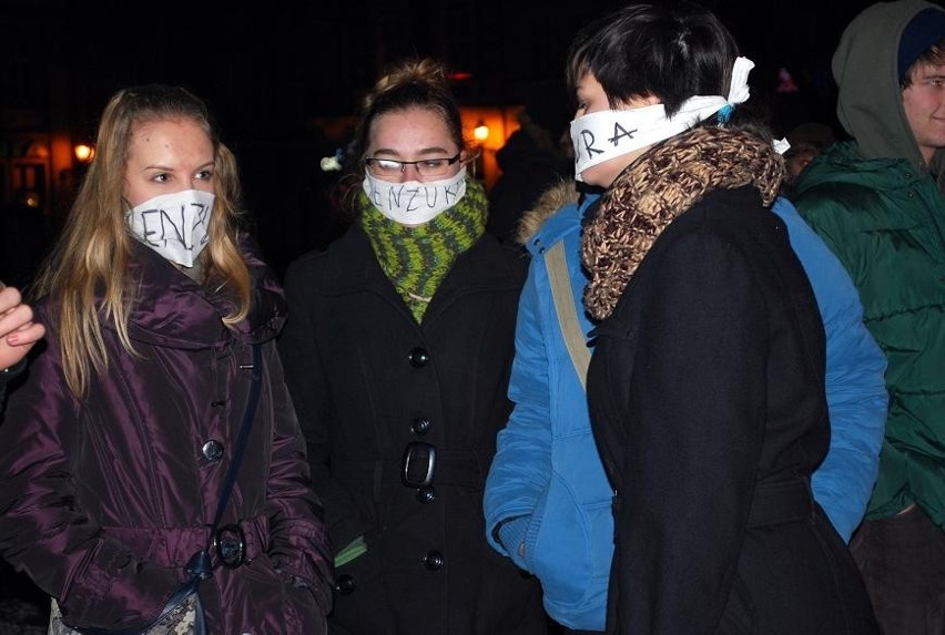 Leszno: Mieszkańcy manifestowali przeciwko podpisaniu ACTA. Skandując przeszli ulicami [ZDJĘCIA]