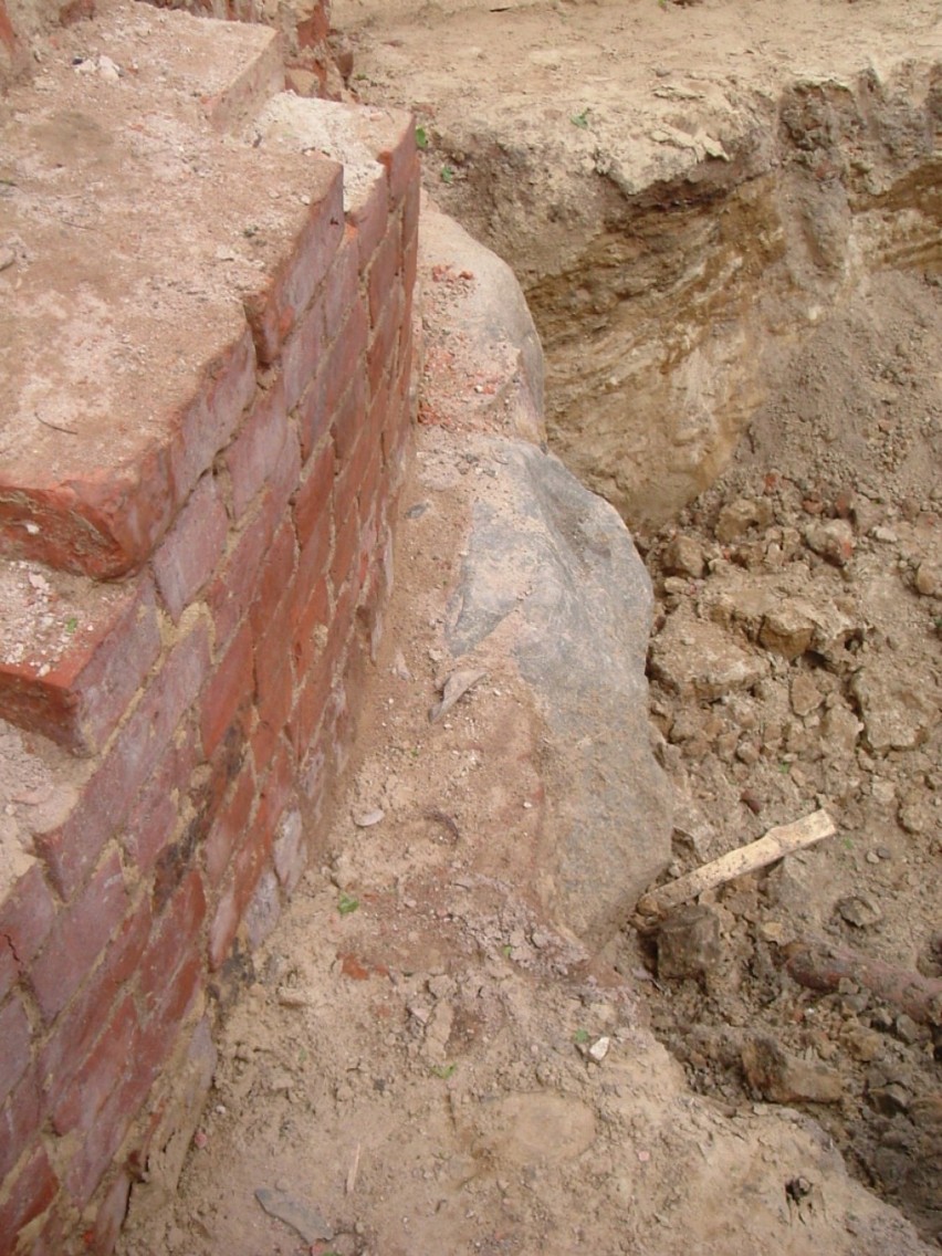 Kamienny fragment fundamentu wieży.
