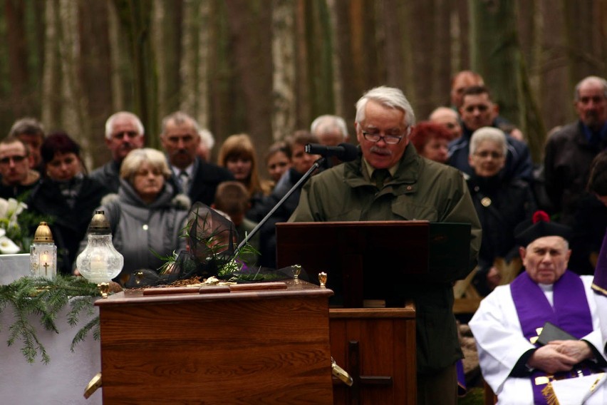 Pogrzeb leśniczego z Dobrzycy. Ponad pół tysiąca osób pożegnało Aleksandrę i Zdzisława Krause [FOTO]