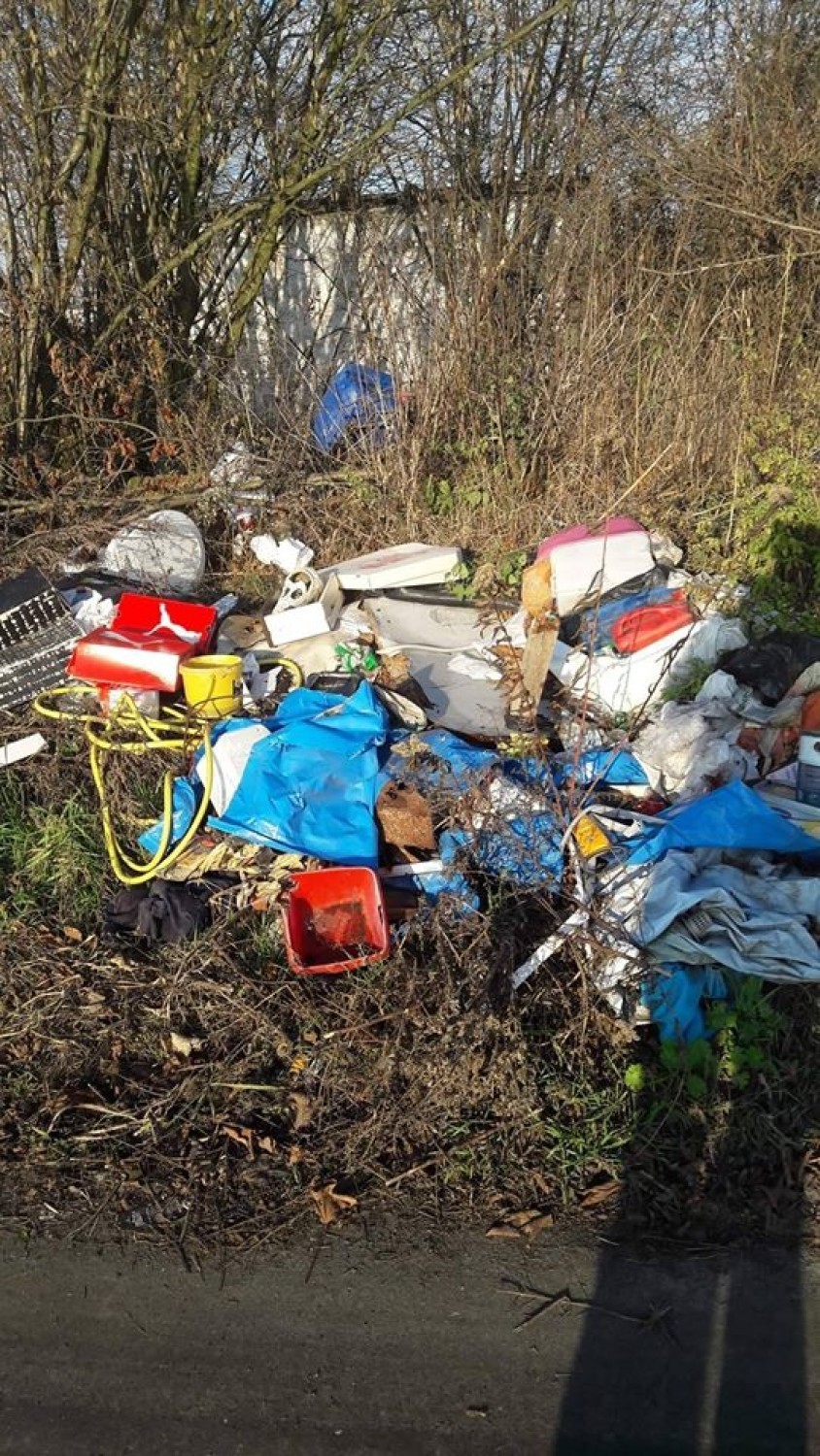 Sterta śmieci przy drodze i apel o uprzątnięcie