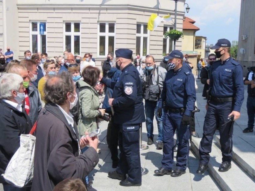 Najazd polityków na Wadowice i łamanie obostrzeń

17 maj....