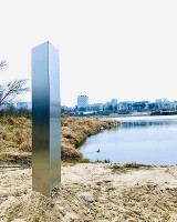Tajemniczy monolit nad Wisłą w Warszawie. Pojawia się i znika w różnych częściach świata