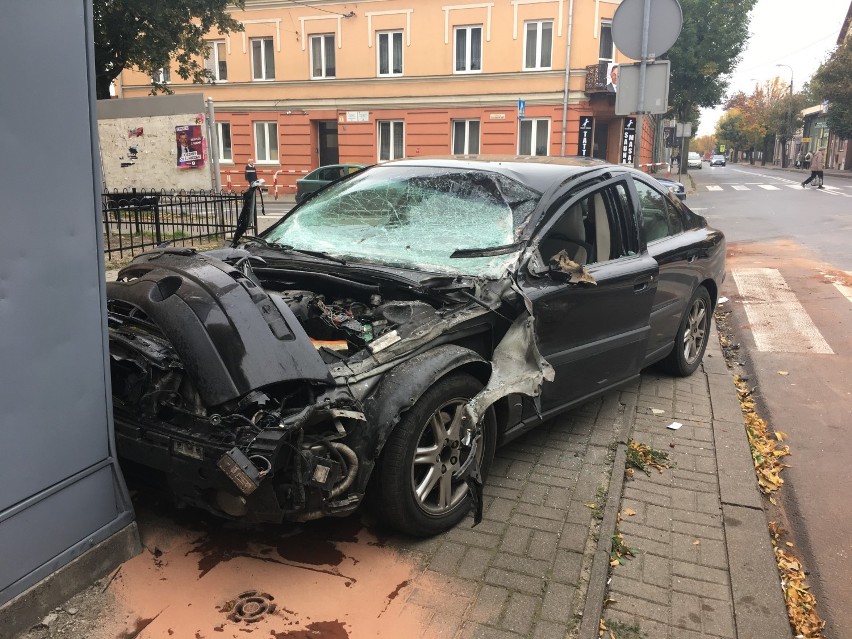 Kolizja na Belwederskiej, Volvo uderzyło w ciężarówkę 