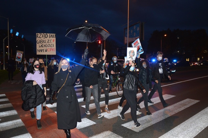 Kolejny protest kobiet przeciwko wyrokowi Trybunału...