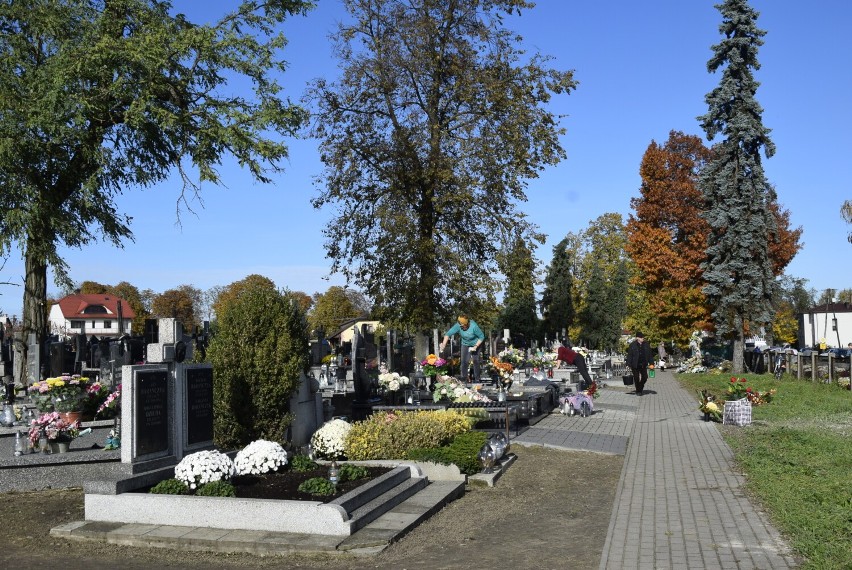 Na cmentarzach w Lipcach Reymontowskich trwają ostatnie przygotowania do Wszystkich Świętych
