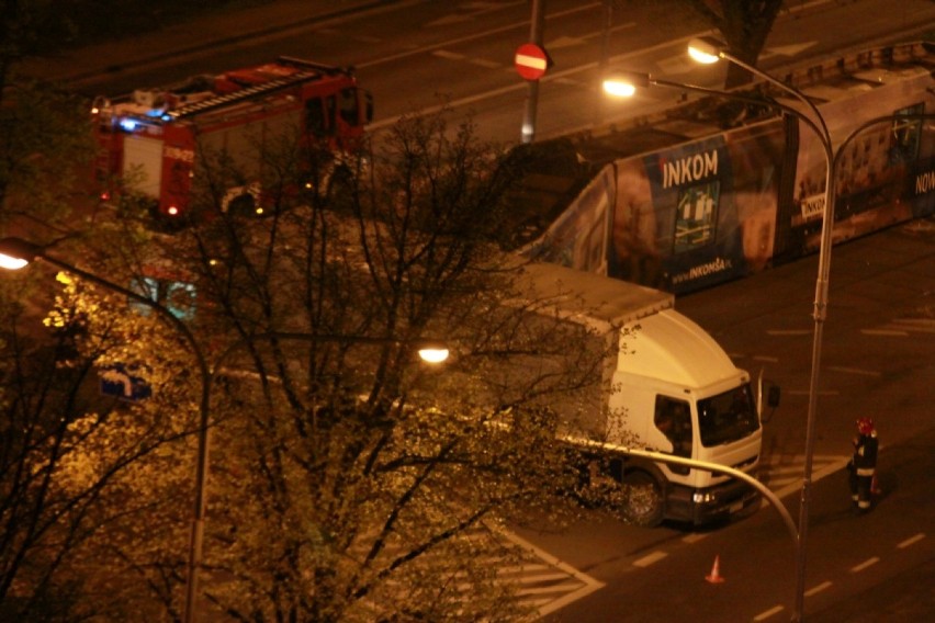 Wypadek tramwaju i tira we Wrocławiu na ulicy Powstańców Śląskich przy Skytower [Zdjęcia]